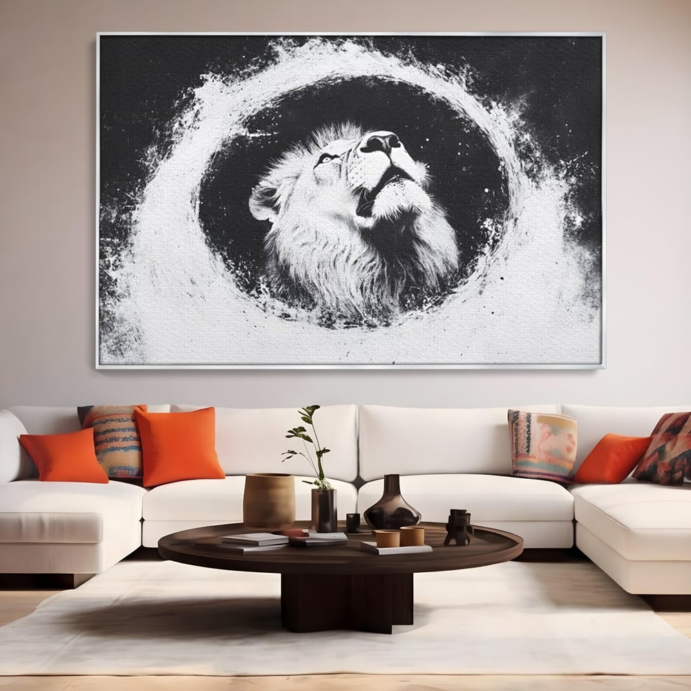 Tablou canvas cu tablou canvas cu leu alb si negru, in rama de aluminiu argintiu, pe perete intr-un living